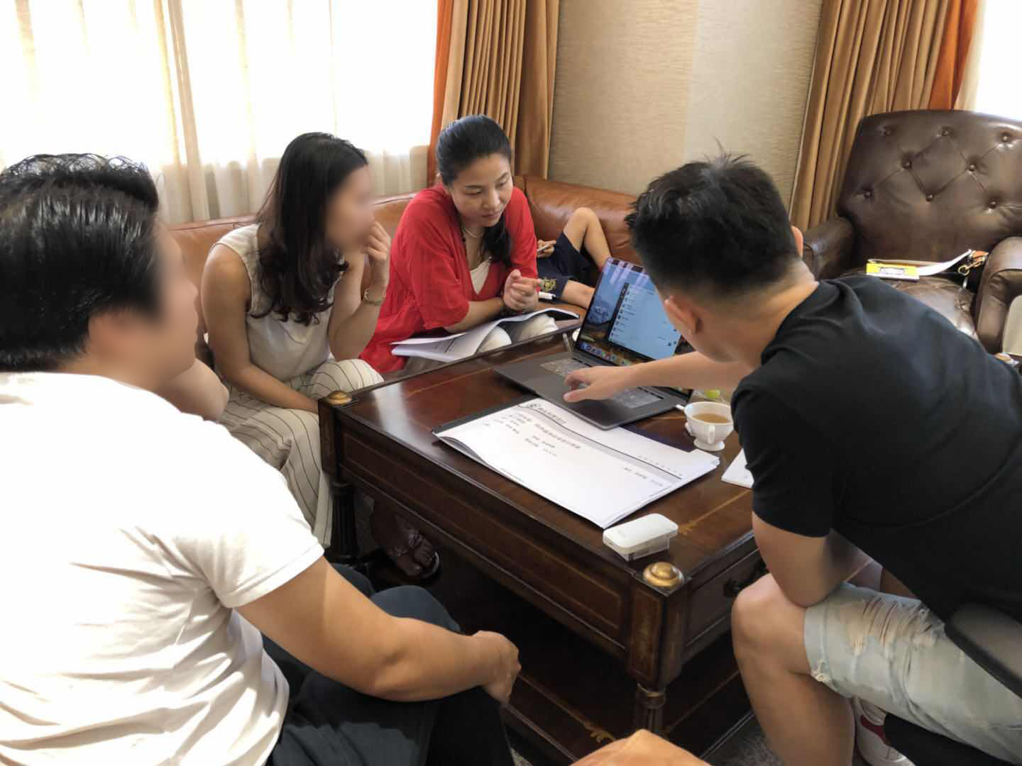 设计师与客户洽谈